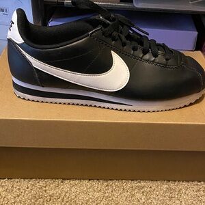 Nike Men's Classic Black and White Sneakers